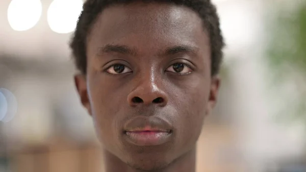 Primer plano de un joven africano mirando a la cámara — Foto de Stock