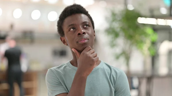 Porträtt av pensiv ung afrikansk man tänker nya idéer — Stockfoto