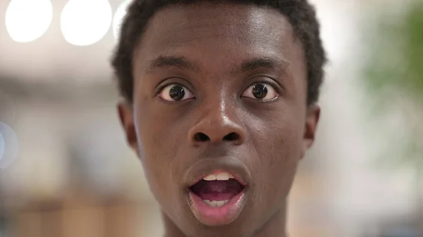 Close up of Shocked Young African Man Face, Wondering — Stock Photo, Image