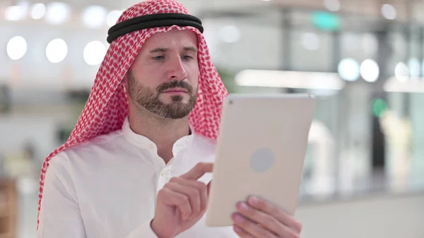 Uomo d'affari arabo utilizzando Digital Tablet, Navigazione Internet — Foto Stock