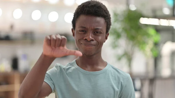 Porträtt av besviken ung afrikansk man gör tummar ner — Stockfoto