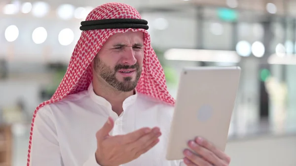 Арабський бізнесмен реагує на втрату на планшеті — стокове фото