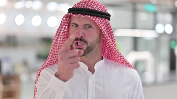 Naštvaný arabský podnikatel hádající se, bojující — Stock fotografie