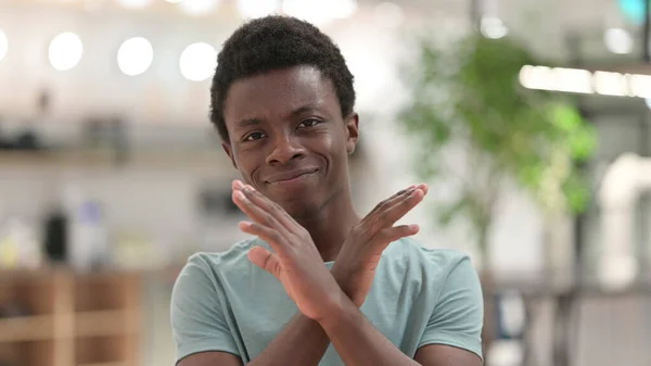 Nein, der junge Afrikaner verweigert sich der Geste — Stockfoto