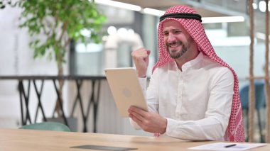 Tablette Kutlama Yapan Başarılı Arap İş Adamı