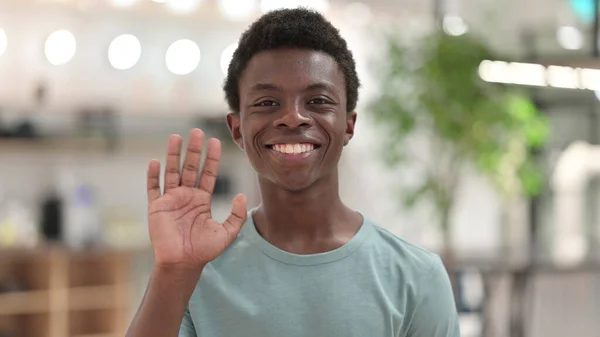 Porträtt av glad ung afrikansk man viftar med kameran — Stockfoto