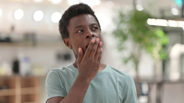Porträtt av Yawning Young African Man — Stockfoto