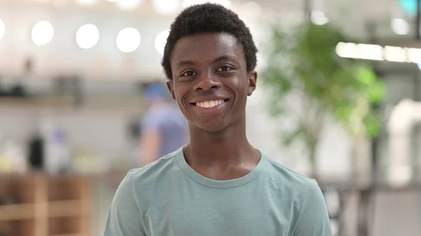 Porträtt av leende ung afrikansk man tittar på kameran — Stockfoto