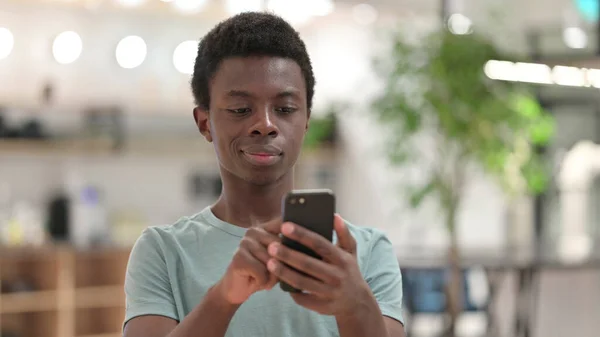 非洲年轻人使用智能手机，发短信 — 图库照片