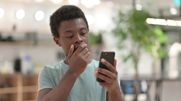 在智能手机上丢失的非洲年轻人的画像 — 图库照片