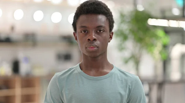Kameraya Bakan Ciddi Afrikalı Genç Adamın Portresi — Stok fotoğraf
