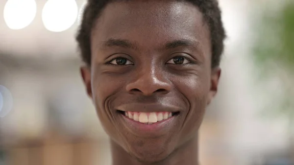 Close-up van glimlachende jonge Afrikaanse man gezicht — Stockfoto