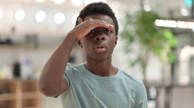 Yeni Fırsat Arayan Genç Afrikalı Adam