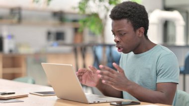 Kayıp, Genç Afrikalı Adam Bilgisayarda Başarısızlığa Tepki Veriyor