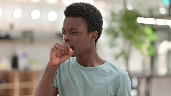 Hoesten, portret van hoesten jonge Afrikaanse man — Stockfoto