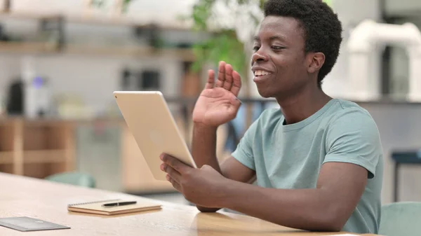 Professionell ung afrikansk man gör videosamtal på Tablet — Stockfoto