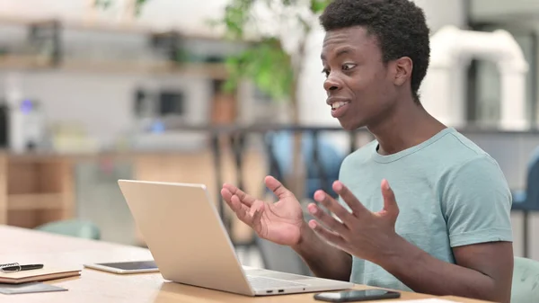 Videochatt av ung afrikansk man på bärbar dator — Stockfoto