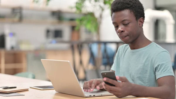 Telefonsamtal, ung afrikansk man talar på smartphone — Stockfoto