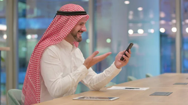 Uomo d'affari arabo che celebra il successo su Smartphone — Foto Stock