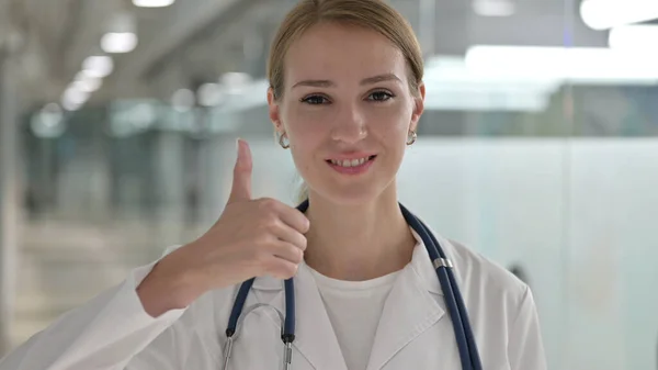 Positieve vrouwelijke arts doet duimen omhoog — Stockfoto