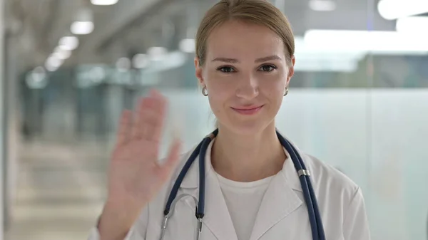 Hermosa doctora haciendo Video Chat —  Fotos de Stock
