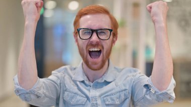 Başarı Kutlaması İçin Heyecanlı Genç Kızıl Adam