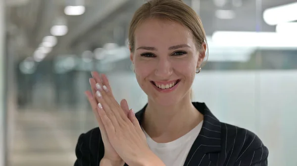 Aufgeregte junge Geschäftsfrau klatscht, applaudiert — Stockfoto