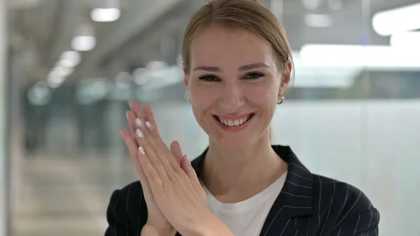 Podekscytowana młoda bizneswoman klaskanie, brawa — Zdjęcie stockowe