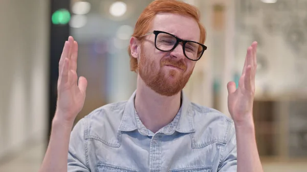 Pemuda Redhead yang kecewa bereaksi terhadap kekalahan, Kegagalan — Stok Foto