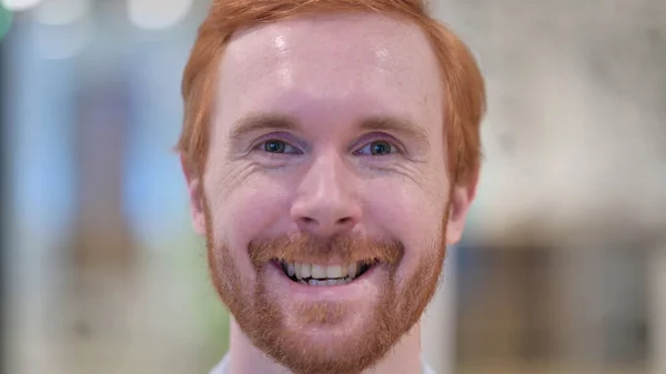 Usmívající se tvář rusovlasého muže při pohledu do kamery — Stock fotografie