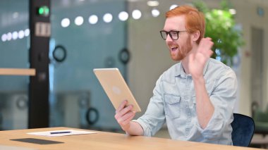 Profesyonel Genç Kızıl Adam Tablet 'te Video Çağrısı yapıyor 