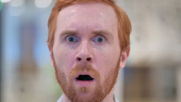 Πρόσωπο του κοκκινομάλλη που νιώθει σοκαρισμένος από την κάμερα — Φωτογραφία Αρχείου