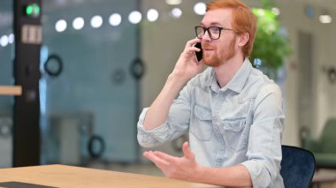 Neşeli Genç Kızıl Adam Telefonda konuşuyor, Ofiste Müzakere 