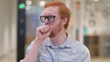 Hasta genç kızıl adam öksürüyor.