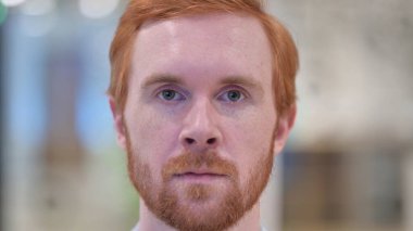 Ciddi Kızıl Adam Kameraya Bakıyor 