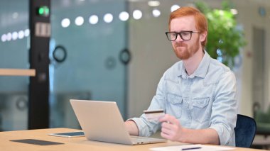 Ofisteki Kızıl Adam için Bilgisayarda Çevrimiçi Ödeme Hatası 