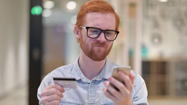 Jonge roodharige man met Online Payment Failure op Smartphone — Stockfoto