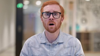 Genç Kızıl Adam Kayıp ve Başarısızlıktan Şok Oldu