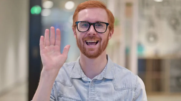 Bonito jovem ruiva homem fazendo Video Chat — Fotografia de Stock