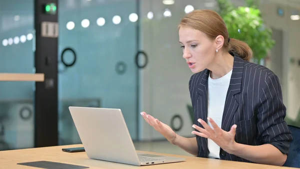 Giovane donna d'affari sconvolta che ha perdita sul computer portatile in ufficio — Foto Stock