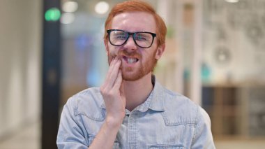 Kızıl saçlı genç adam diş ağrısı çekiyor, Cavity 