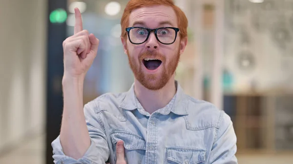 Pensive Young Redhead Man vymýšlí nový nápad — Stock fotografie