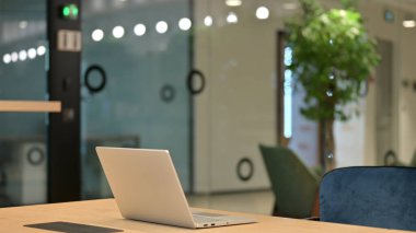 Masasında dizüstü bilgisayarla Boş Ofis Alanı