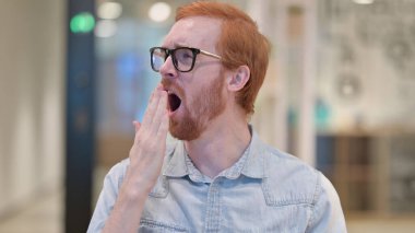 Uykucu Genç Kızıl Adam Esniyor