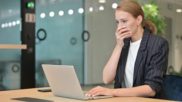 Mladá podnikatelka pracující na notebooku a pocit šoku v kanceláři — Stock fotografie