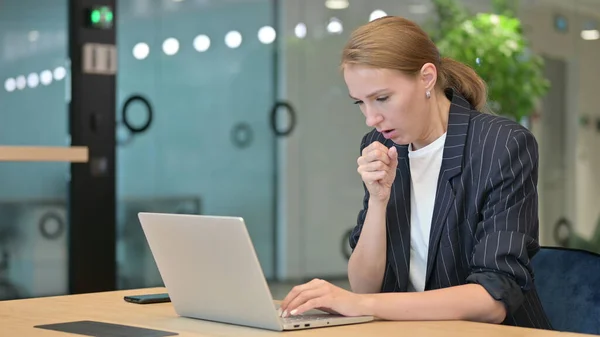 Enfermo joven mujer de negocios con la tos del ordenador portátil en la oficina — Foto de Stock