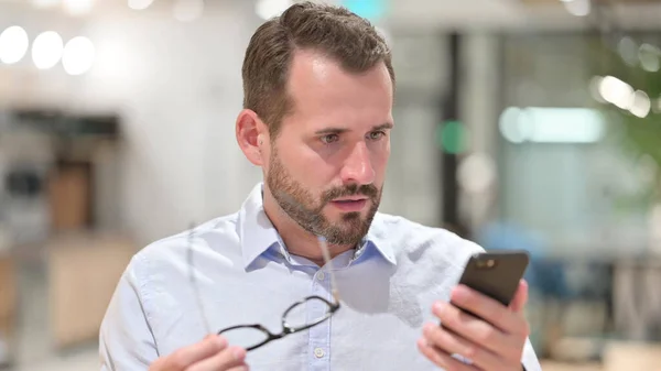 Portrait of Upset Businessman having Loss on Smartphone — Stock Photo, Image