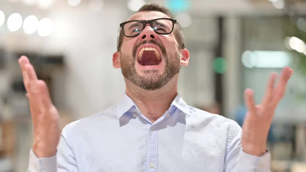 Retrato de empresário furioso gritando, gritando — Fotografia de Stock