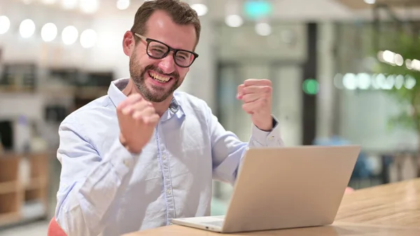 Imprenditore entusiasta che celebra il successo sul computer portatile in ufficio — Foto Stock