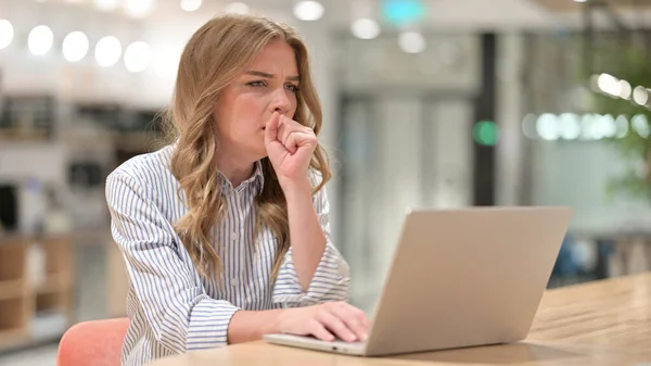Nemocná podnikatelka s laptopem kašel v kanceláři — Stock fotografie